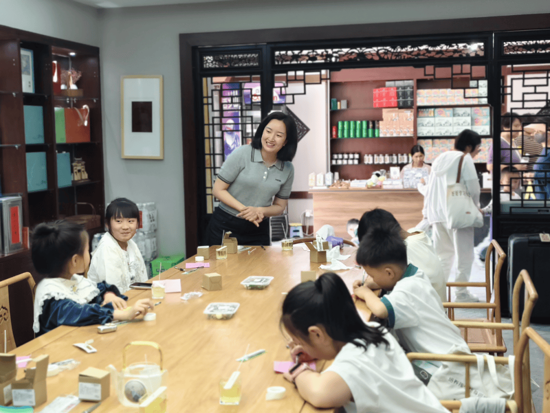 博举办“以香传情·手作感恩”母亲节主题社教活动PG电子麻将胡了试玩以传统工艺致敬母爱——中徽(图1)